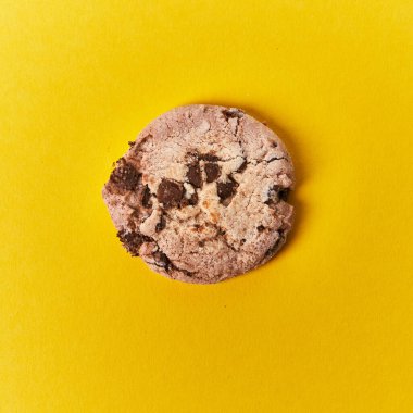  Sarı arka planda lezzetli çikolatalı kurabiye.