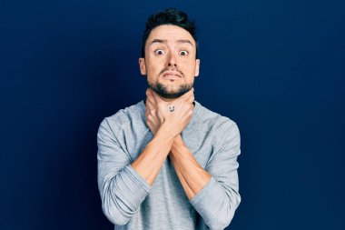 Günlük kıyafetler giymiş genç İspanyol adam bağırıyor ve boğularak ölüyor çünkü acı verici bir boğulma. Sağlık problemi. Boğulma ve intihar konsepti. 