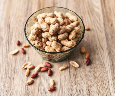  Tahta yüzeyinde kabuğu olan bir kase fıstık.