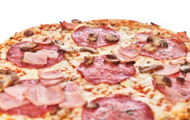  Beyaz bir arka plan üzerinde izole lezzetli İtalyan pizza