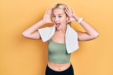 Spor kıyafetleri ve havlu giymiş neşeli gülümseyen genç sarışın kız ellerini göstererek bir yuhalamaya bakıyor. Şaşırdım ve çıktım. 