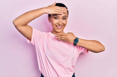 Kısa saçlı, sıradan pembe tişörtlü, neşeli gülümseyen, elleri ve yüzü görünen güzel İspanyol kadın. Şaşırdım ve çıktım. 