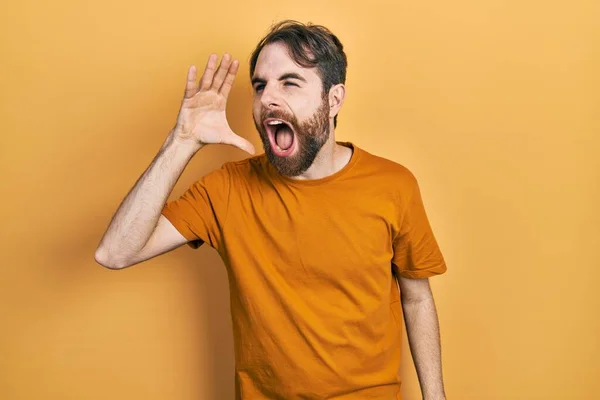 Homem Caucasiano Com Barba Vestindo Casual Camiseta Amarela Gritando Gritando — Fotografia de Stock