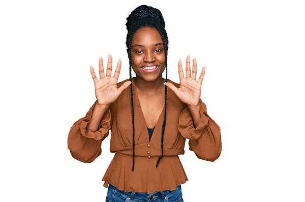 Junge Afrikanisch Amerikanische Frau Trägt Lässige Kleidung Und Zeigt Mit — Stockfoto