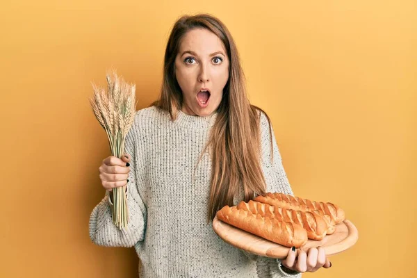 Jovem Loira Segurando Pão Caseiro Espiga Trigo Com Medo Chocado — Fotografia de Stock