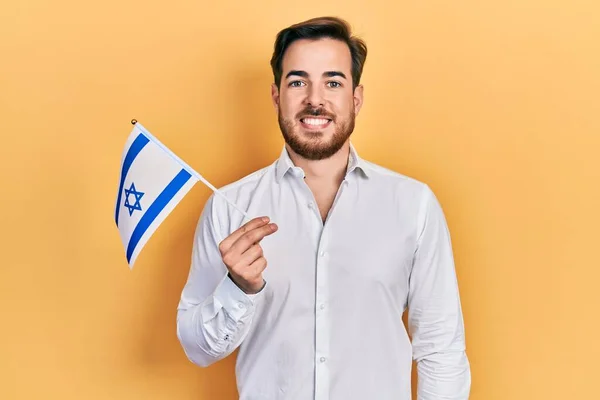 Όμορφος Καυκάσιος Γενειάδα Που Κρατάει Σημαία Του Ισραήλ Δείχνει Θετικός — Φωτογραφία Αρχείου