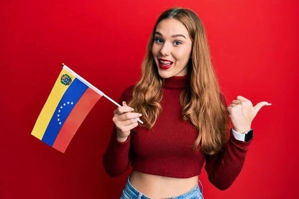 Νεαρή Ξανθιά Γυναίκα Που Κρατά Σημαία Της Βενεζουέλας Δείχνοντας Τον — Φωτογραφία Αρχείου