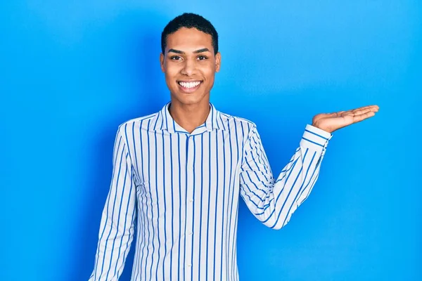 Ung Afrikansk Amerikan Kille Bär Casual Kläder Ler Glad Presentera — Stockfoto