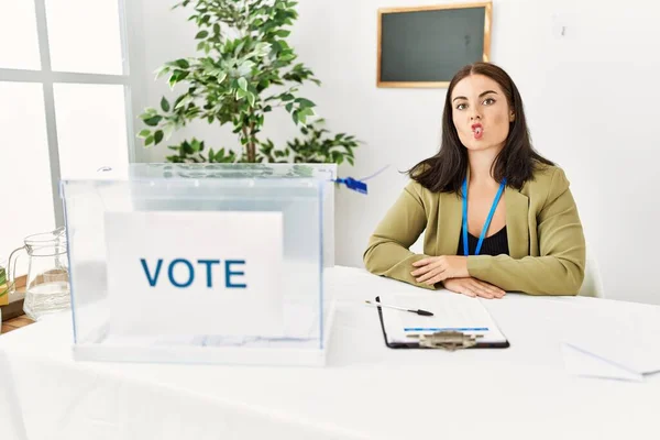 Jeune Femme Brune Assise Table Élection Avec Vote Faisant Visage — Photo