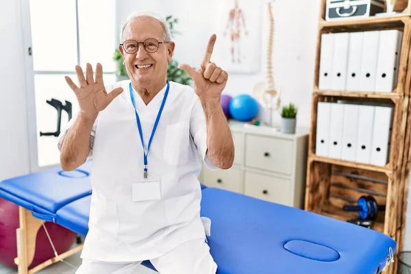 Senior Sjukgymnast Man Som Arbetar Smärta Återhämtning Kliniken Visar Och — Stockfoto