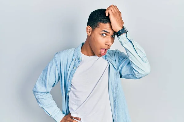 Junge Afrikanisch Amerikanische Kerl Lässiger Kleidung Überrascht Mit Hand Auf — Stockfoto