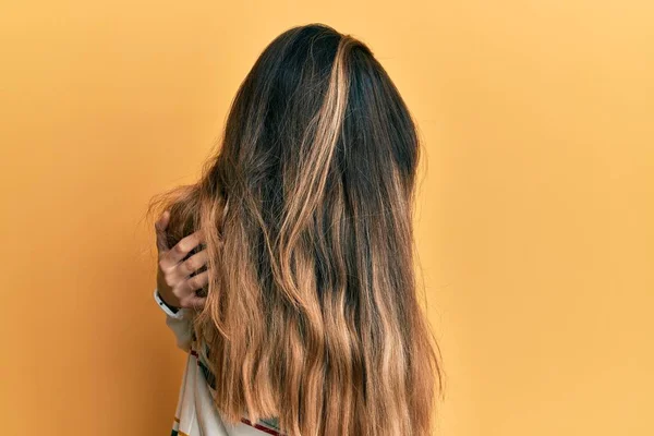 Jonge Blanke Vrouw Die Casual Kleren Draagt Zich Gelukkig Positief — Stockfoto