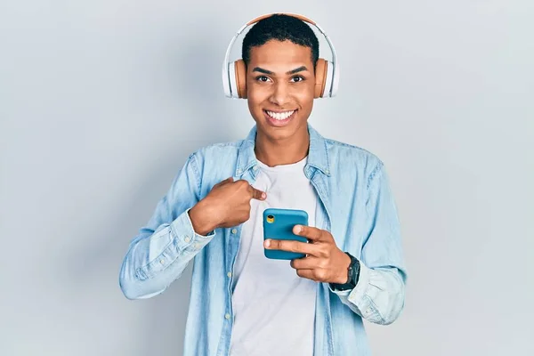 Jong Afrikaans Amerikaans Guy Met Behulp Van Smartphone Het Dragen — Stockfoto