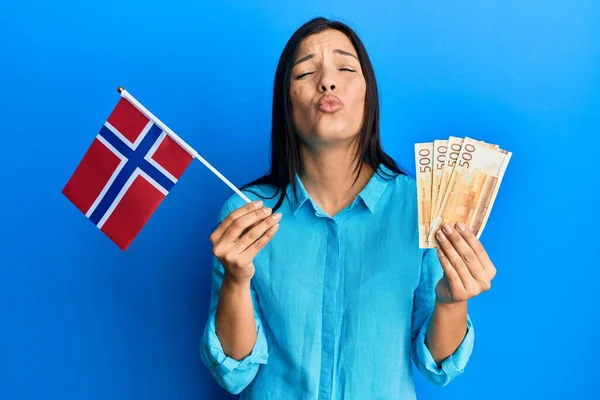 Young Latin Woman Holding Norway Flag Krone Banknotes Looking Camera — Stockfoto