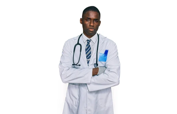 Молодой Африканский Американец Одетый Медицинскую Форму Стетоскоп Скептически Нервно Выражает — стоковое фото