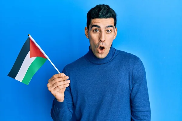 ヨルダンの旗を持っているハンサムなヒスパニック系の男は怯え 驚きのために口を開けて驚いて 不信の顔 — ストック写真