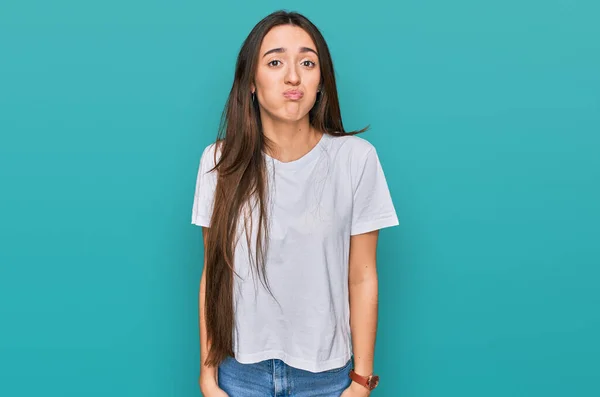 Νεαρή Ισπανίδα Που Φοράει Λευκό Μπλουζάκι Που Φουσκώνει Μάγουλα Αστείο — Φωτογραφία Αρχείου