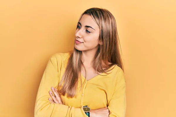 Schöne Hispanische Frau Lässigem Gelben Pullover Mit Zur Seite Gekreuzten — Stockfoto