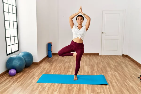 Genç Spanyol Kadın Spor Merkezinde Yoga Eğitimi Alırken Gülümsüyor — Stok fotoğraf