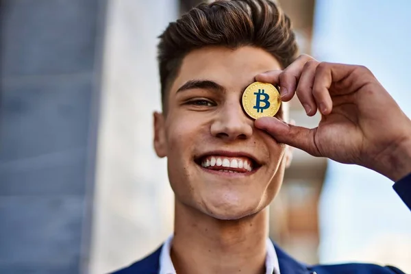 Młody Mężczyzna Garniturze Trzyma Bitcoiny Nad Okiem Ulicy — Zdjęcie stockowe