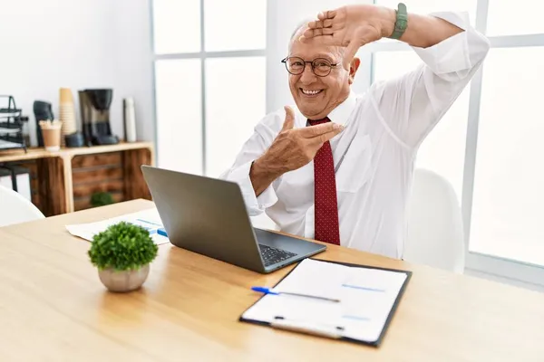 Senior Man Som Arbetar Kontoret Med Dator Bärbar Dator Leende — Stockfoto