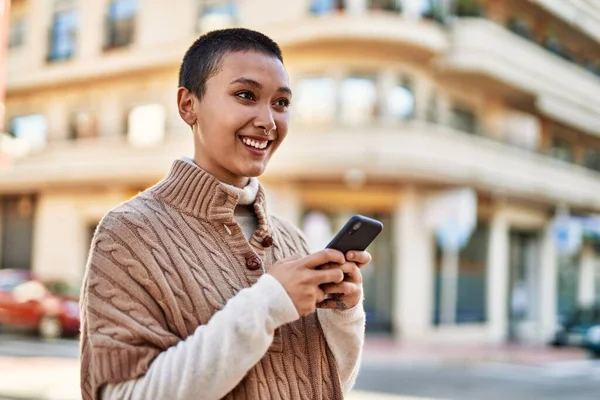 Νεαρή Ισπανόφωνη Γυναίκα Κοντά Μαλλιά Χαμογελώντας Χαρούμενη Χρησιμοποιώντας Smartphone — Φωτογραφία Αρχείου