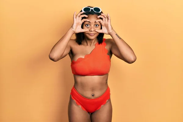 Chica Afroamericana Joven Con Bikini Tratando Abrir Los Ojos Con — Foto de Stock