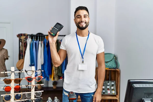 在服装店工作的拿着数据电话的年轻Arab男子店主 — 图库照片