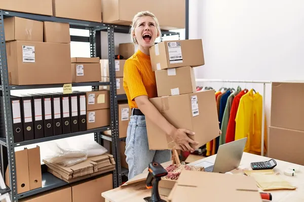 Giovane Donna Bionda Che Lavora Alla Piccola Impresa Commerce Arrabbiato — Foto Stock