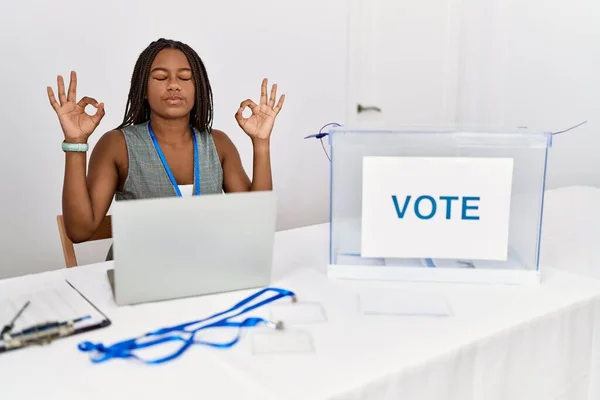 Νεαρή Αφροαμερικάνα Που Εργάζεται Στις Πολιτικές Εκλογές Κάθεται Στο Ψηφοδέλτιο — Φωτογραφία Αρχείου