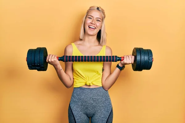 Hermosa Mujer Rubia Usando Ropa Deportiva Usando Mancuernas Sonriendo Riendo — Foto de Stock