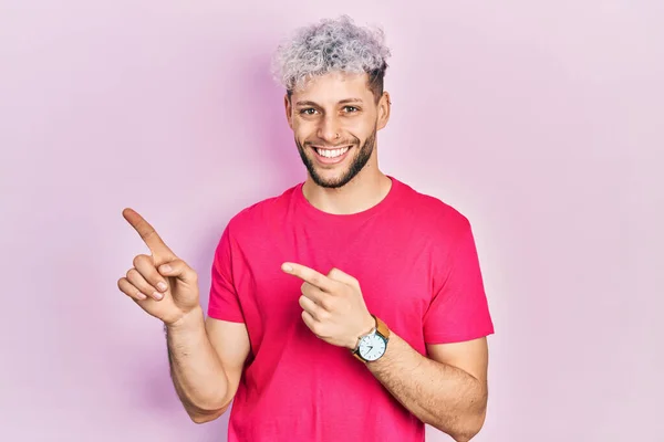 Jonge Spaanse Man Met Modern Geverfd Haar Met Casual Roze — Stockfoto