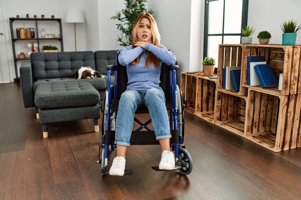 Young Beautiful Woman Sitting Wheelchair Home Shouting Suffocate Because Painful — Fotografia de Stock