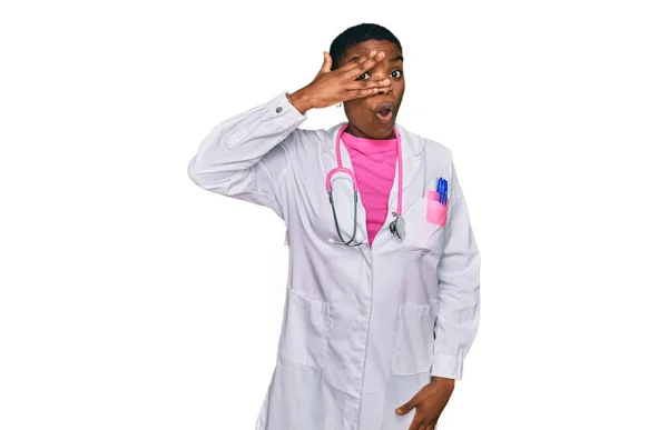 Genç Afro Amerikan Kadın Doktor Üniforması Giyiyor Steteskop Ile Yüzünü — Stok fotoğraf