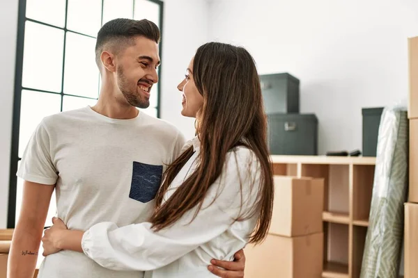 Young Hispanic Couple Smiling Happy Hugging New Home — Stock Photo, Image