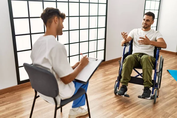 Zwei Hispanische Männer Physiotherapeut Und Patient Rollstuhl Bei Reha Klinik — Stockfoto