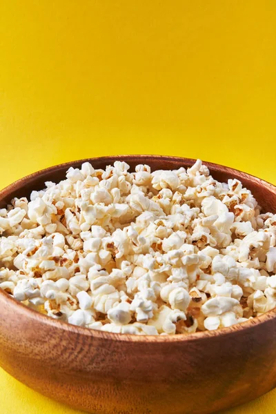Ciotola Popcorn Salati Fondo Giallo — Foto Stock
