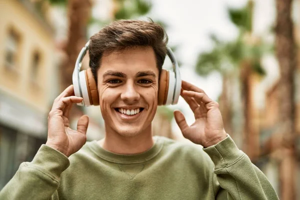 Joven Hombre Hispano Sonriendo Feliz Usando Auriculares Ciudad —  Fotos de Stock