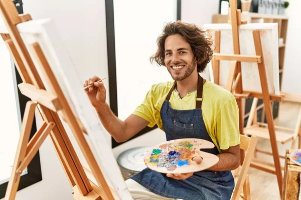 Młody Latynos Artysta Człowiek Uśmiecha Szczęśliwy Rysunek Studio Sztuki — Zdjęcie stockowe