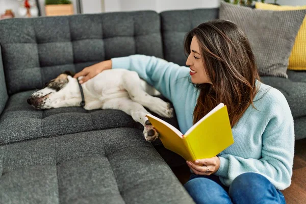Junge Frau Liest Buch Und Sitzt Mit Hund Hause — Stockfoto
