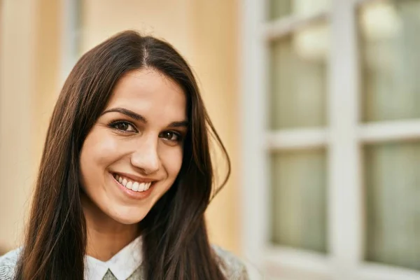 Giovane Donna Ispanica Sorridente Felice Piedi Alla Città — Foto Stock