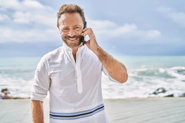 Middelbare Leeftijd Man Gesprek Met Telefoon Aan Zee — Stockfoto