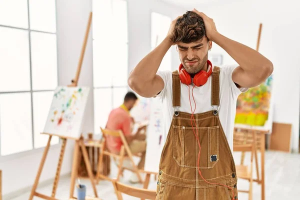 Junger Hispanischer Mann Kunstatelier Der Unter Kopfschmerzen Leidet Verzweifelt Und — Stockfoto