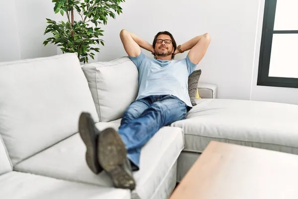Homem Caucasiano Meia Idade Relaxado Com Mãos Cabeça Deitado Sofá — Fotografia de Stock