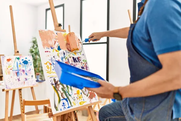 中年白人男子在艺术工作室用彩绘辊画 — 图库照片