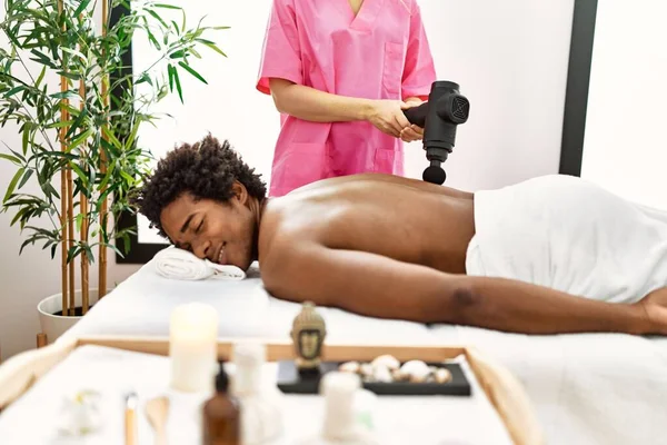 Giovane Africano Americano Uomo Avendo Massaggio Beauty Center — Foto Stock