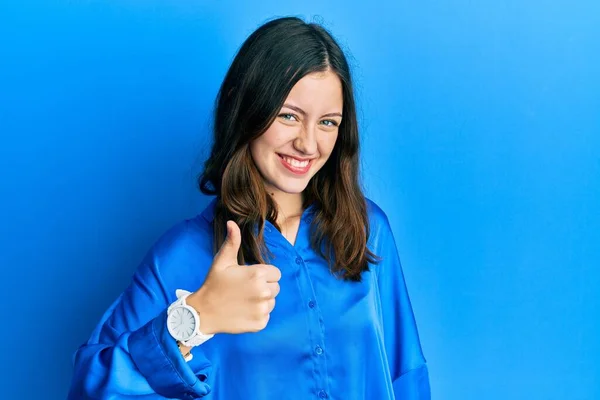 Junge Brünette Frau Lässigem Blauem Hemd Macht Glückliche Daumen Nach — Stockfoto