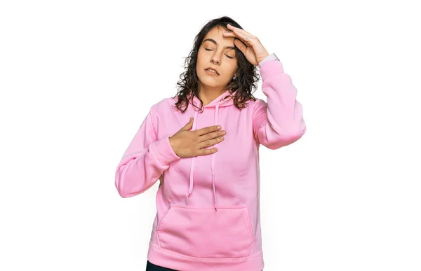 Ung Latinamerikansk Kvinna Bär Casual Sweatshirt Röra Pannan För Sjukdom — Stockfoto