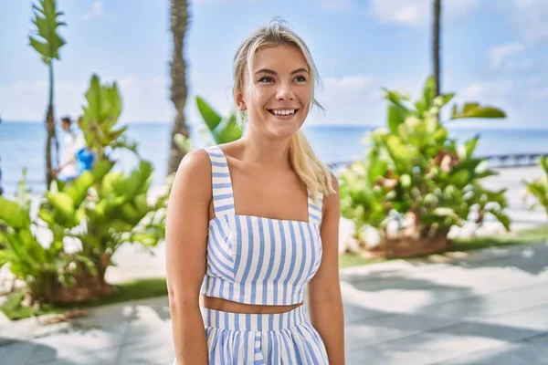 Junges Blondes Mädchen Lächelt Glücklich Der Promenade — Stockfoto