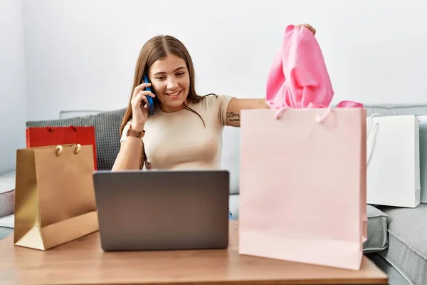 Mujer Hispana Joven Hablando Teléfono Inteligente Recitando Orden Casa — Foto de Stock